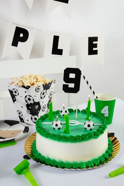 Cumpleaños de fútbol con pastel y palomitas de maíz