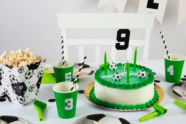Cumpleaños de fútbol con pastel y palomitas