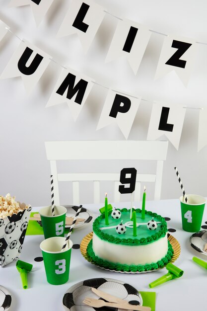 Cumpleaños de fútbol con un pastel sabroso