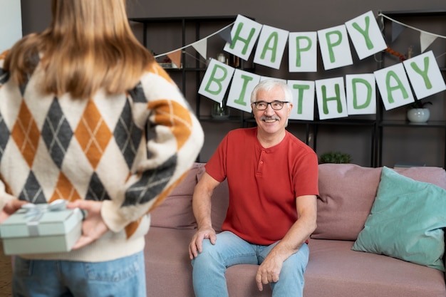 Cumpleaños de hombre senior de cerca