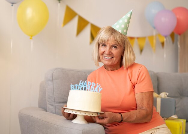 Cumpleaños de mujer mayor de plano medio.