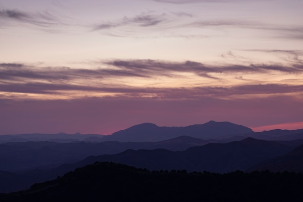 Cúmulos al atardecer con puesta de sol sobre fondo oscuro