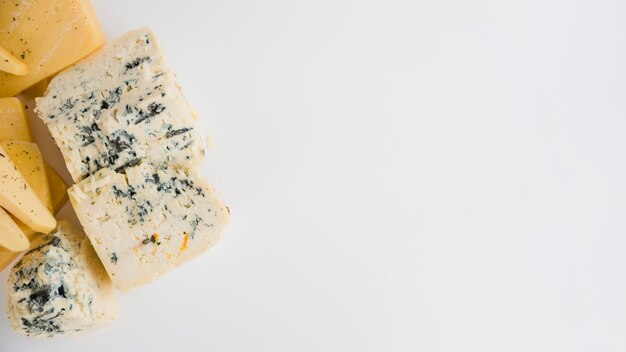 Cuñas de gorgonzola aisladas sobre fondo blanco