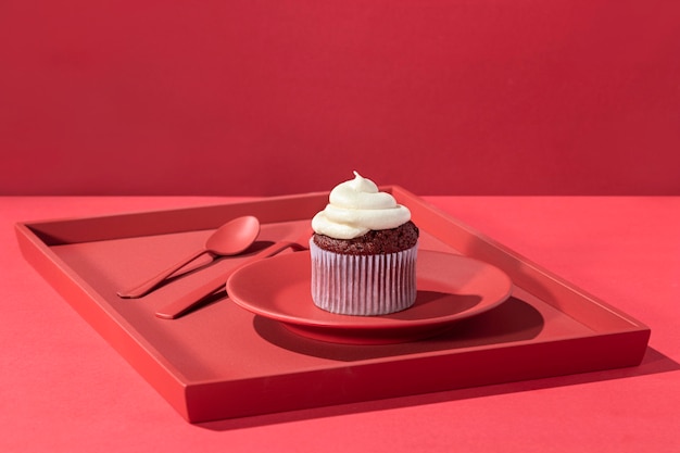 Foto gratuita cupcake de alto ángulo con crema en placa