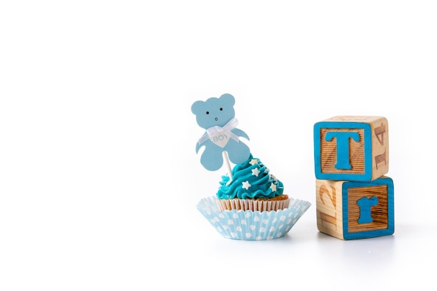 Cupcake azul para baby shower aislado sobre fondo blanco.