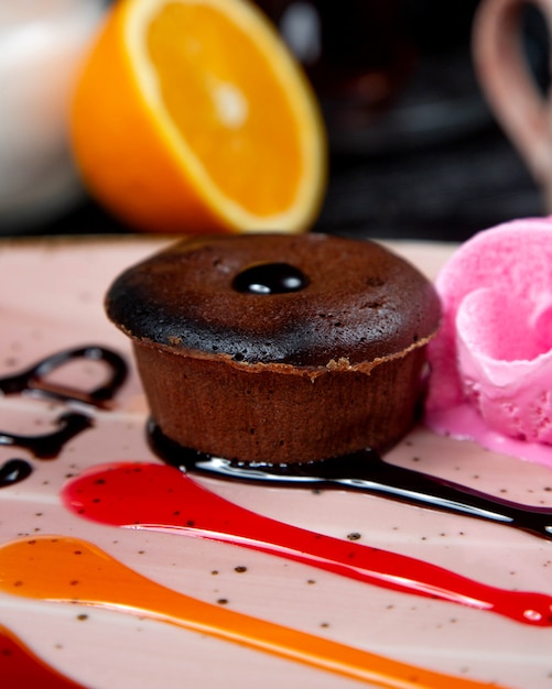 Foto gratuita cupcake de chocolate en porciones relleno de chocolate