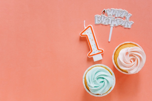 Foto gratuita cupcake de cumpleaños con topper