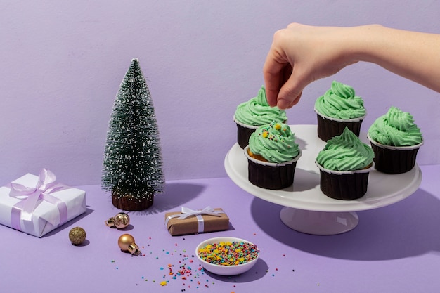 Foto gratuita cupcake de decoración de mano de alto ángulo