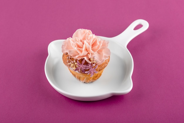 Foto gratuita cupcake con flor de alto ángulo
