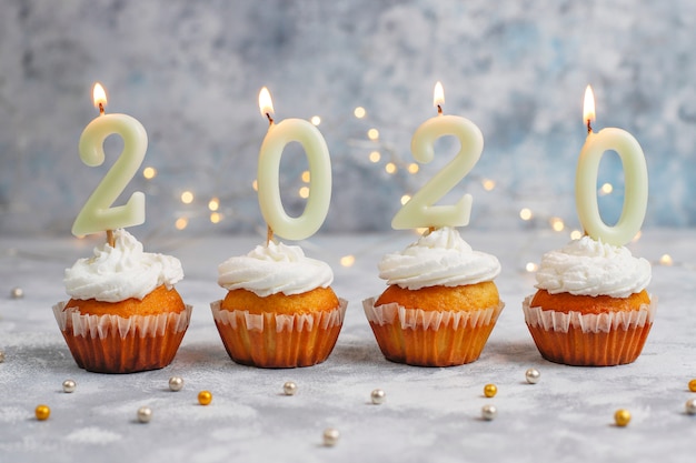 Foto gratuita cupcake de navidad con luces de bengala en forma de árbol de navidad y luces encendidas