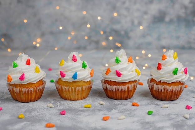 Cupcake de Navidad con luces de bengala en forma de árbol de Navidad y luces encendidas