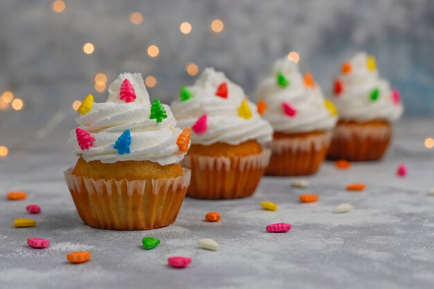 Cupcake de Navidad con luces de bengala en forma de árbol de Navidad y luces encendidas