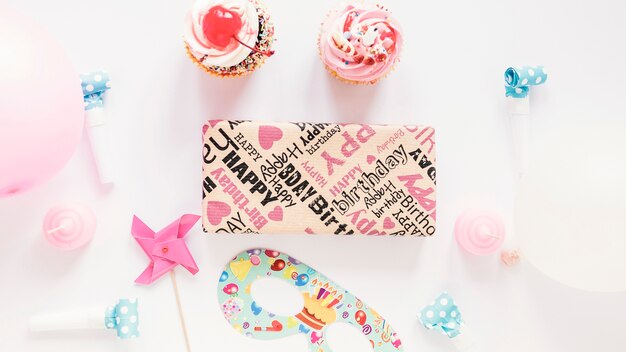 Cupcakes abd decoraciones cerca del presente