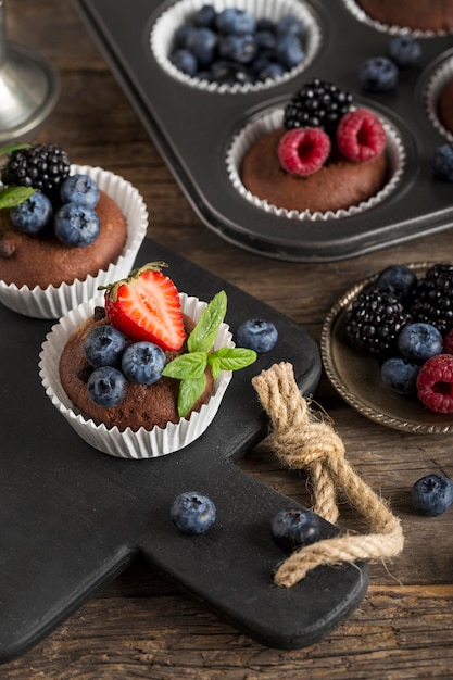 Foto gratuita cupcakes de alta vista con frutos del bosque