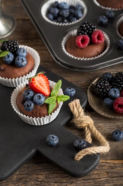 Cupcakes de alta vista con frutos del bosque