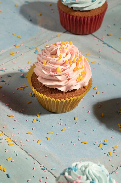 Cupcakes de alto ángulo con arreglo de glaseado