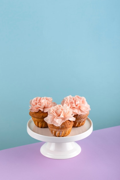 Cupcakes de alto ángulo con flores.