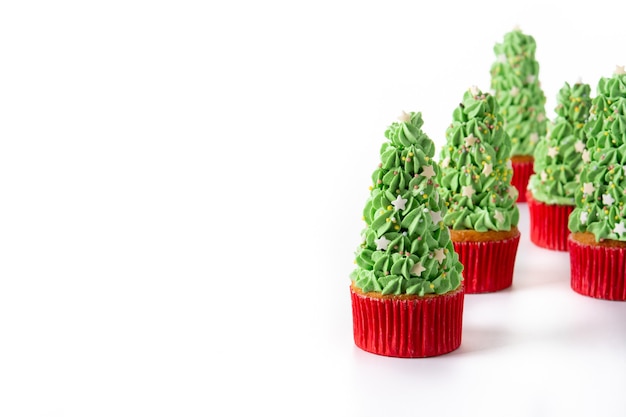 Cupcakes de árbol de Navidad aislado sobre fondo blanco.