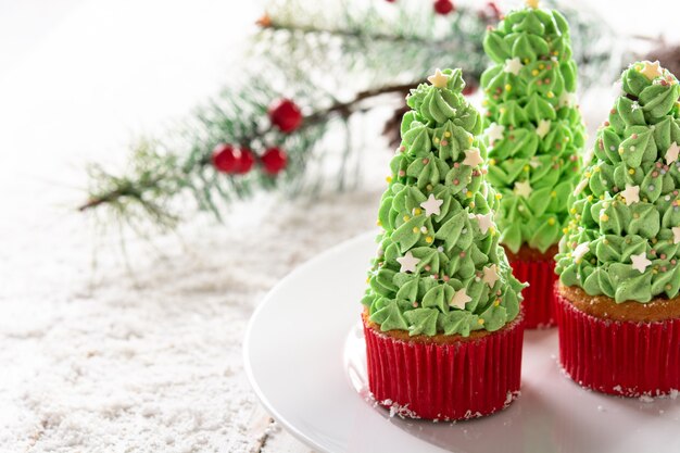 Cupcakes de árbol de Navidad aislado sobre fondo blanco.