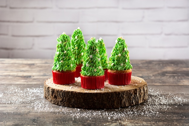 Cupcakes de árbol de Navidad en mesa de madera