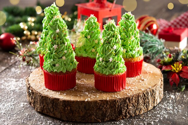 Cupcakes de árbol de Navidad en mesa de madera