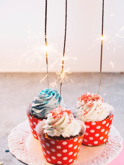 Cupcakes y bengalas de colores