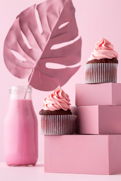 Cupcakes en cajas y hoja de monstera.