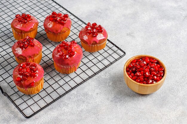 Cupcakes con cobertura de granada y semillas.