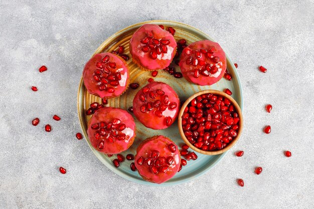 Cupcakes con cobertura de granada y semillas.