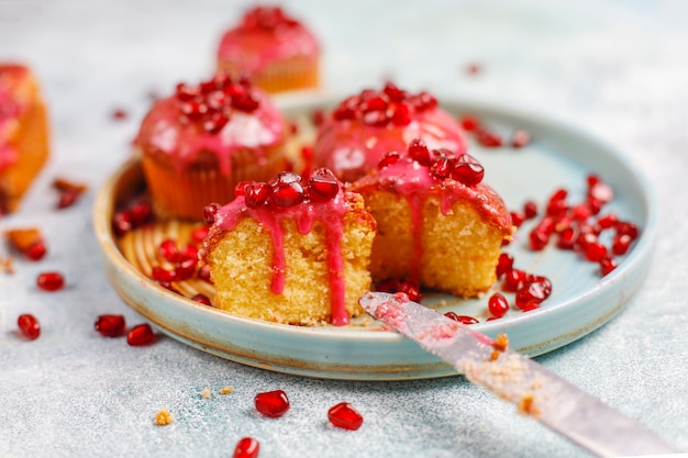 Cupcakes con cobertura de granada y semillas.