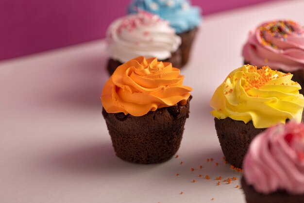 Cupcakes coloridos con delicioso glaseado