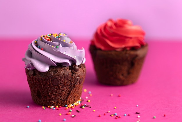 Foto gratuita cupcakes coloridos con delicioso glaseado