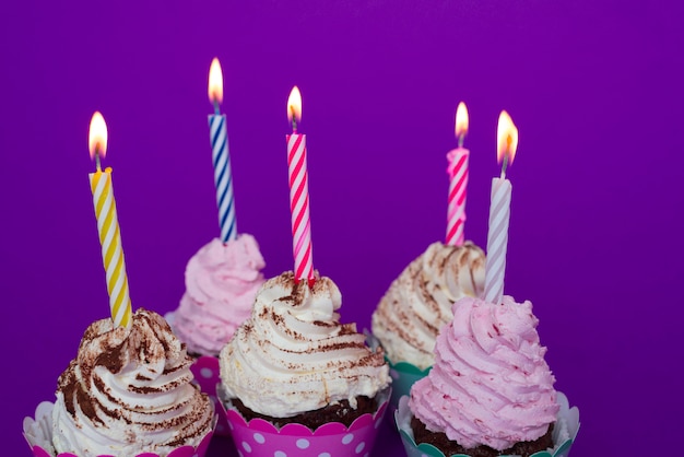 Cupcakes de cumpleaños con velas encendidas