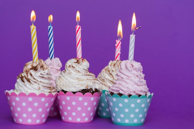 Cupcakes de cumpleaños con velas encendidas