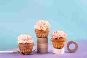 Foto gratuita cupcakes eco con arreglo de flores