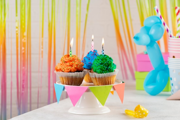 Cupcakes de fiesta de colores con velas