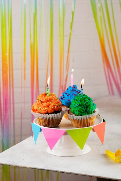 Foto gratuita cupcakes de fiesta con velas