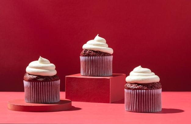 Cupcakes con fondo rojo y crema