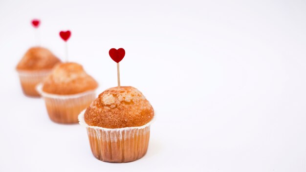 Cupcakes con pequeños adornos de corazón