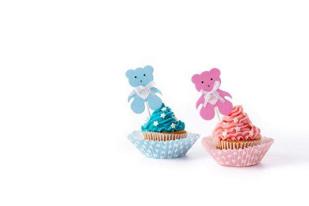 Cupcakes rosas y azules para baby shower aislado sobre fondo blanco.