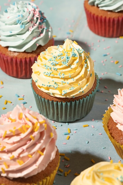 Foto gratuita cupcakes con surtido de glaseado alto ángulo