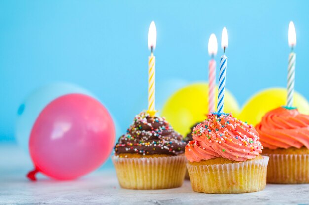 Cupcakes con velas y globos