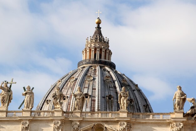 Cúpula de la famosa Basílica de San Pedro en la Ciudad del Vaticano