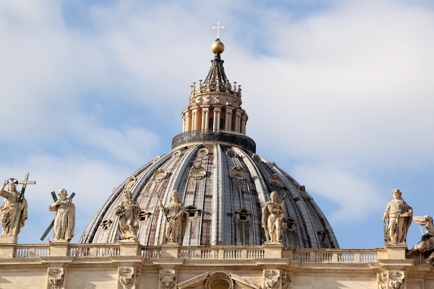 Cúpula de la famosa Basílica de San Pedro en la Ciudad del Vaticano