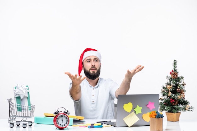 Foto gratuita curioso joven empresario en la oficina celebrando el trabajo de navidad o año nuevo