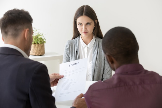 Currículum vitae multirracial de un solicitante de empleo milenial en la entrevista