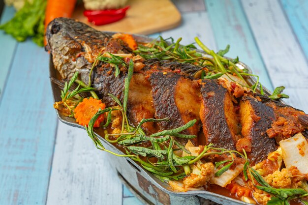 Curry agrio con pescado cabeza de serpiente, olla caliente picante del jardín, comida tailandesa.