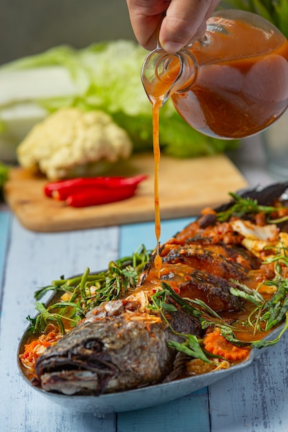 Curry agrio con pescado cabeza de serpiente, olla caliente picante del jardín, comida tailandesa.