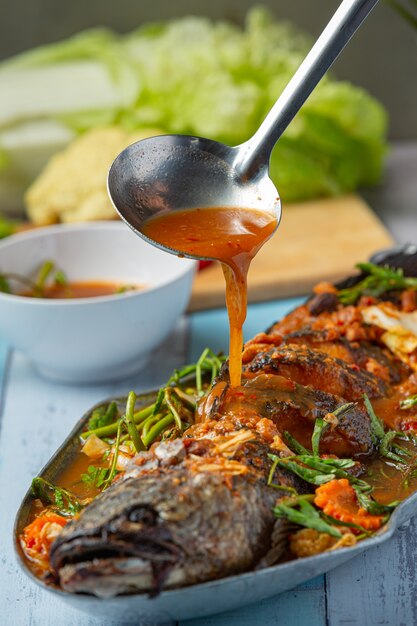 Curry agrio con pescado cabeza de serpiente, olla caliente picante del jardín, comida tailandesa.