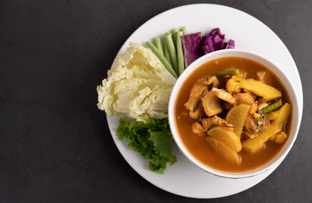 Curry amarillo con pescado cabeza de serpiente, comida tailandesa